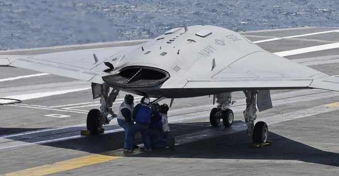 Máy bay tấn công không người lái X-47B Mỹ hạ cánh thành công xuống tàu sân bay USS George Bush ngày 10 tháng 7 năm 2013